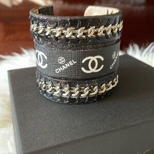 ❤️Black and white Handcrafted Hot Luxury Cuff impeccable details a showstopper